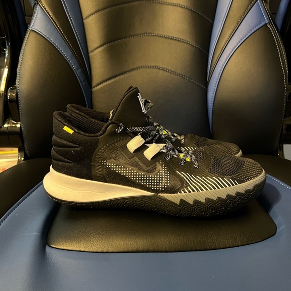 Nike Kyrie Flytrap V5 Basketball Shoes - Picture 3 of 7